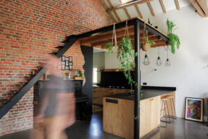 Industriële keuken met bakstenen muur en houten eiland